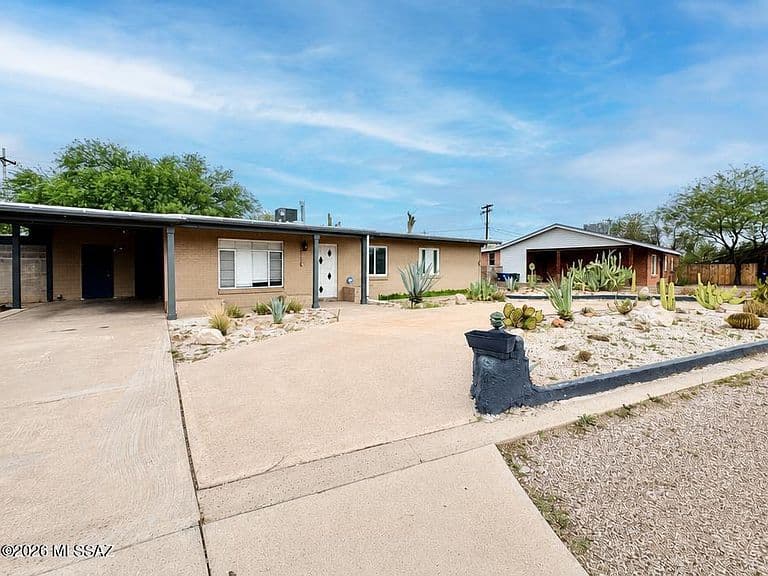 4740 E Melissa St photo 2