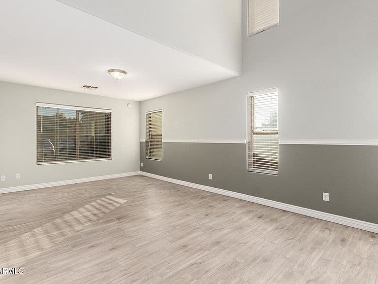 1614 E VERNOA Street photo 4