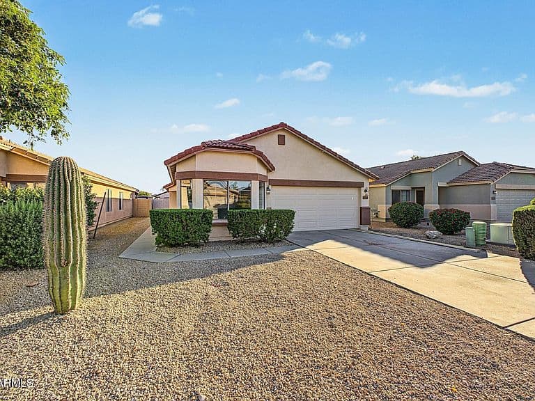 1055 E VERNOA Street photo 2
