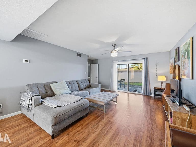 3140 S Winsor Ave photo 4