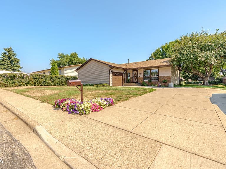 806 Johns Dr NE photo 1