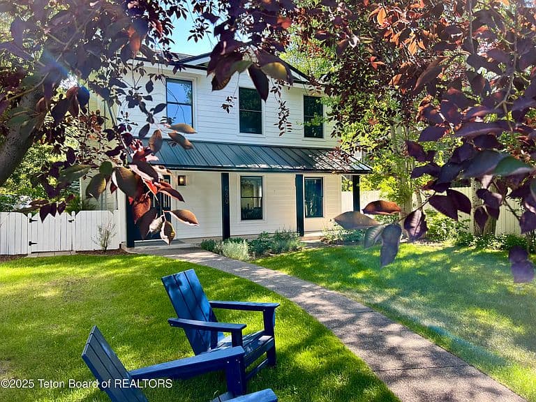 680 E Hansen Ave photo 2