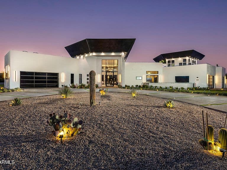 8402 E CACTUS WREN Road photo 2