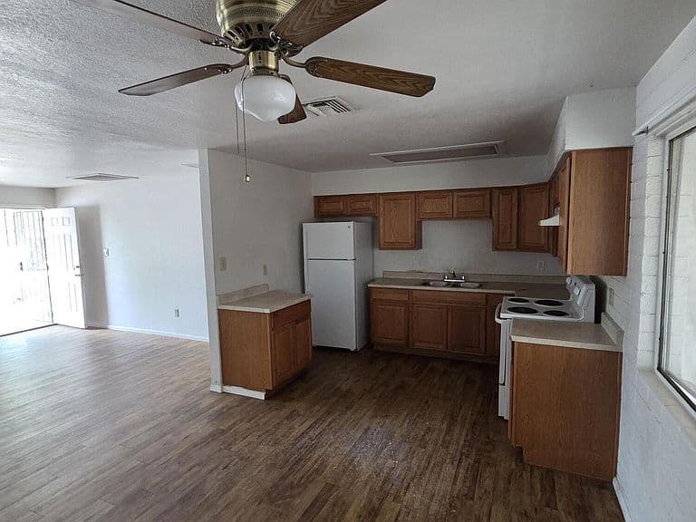 1301 E SAHUARO Drive photo 3