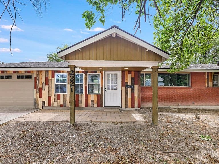 2221 Conant Dr photo 1