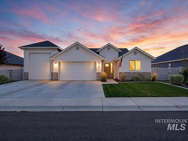 1567 Banff St photo 1