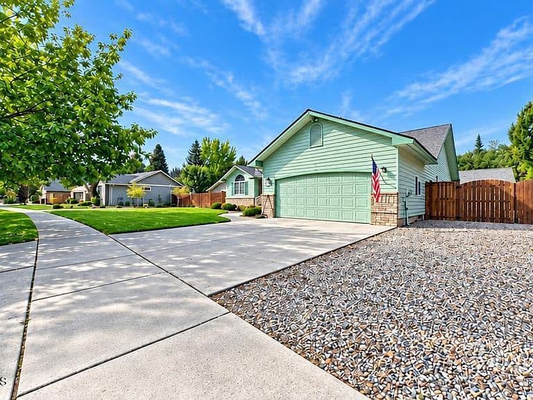 2707 E Thomas Hill Dr photo 2