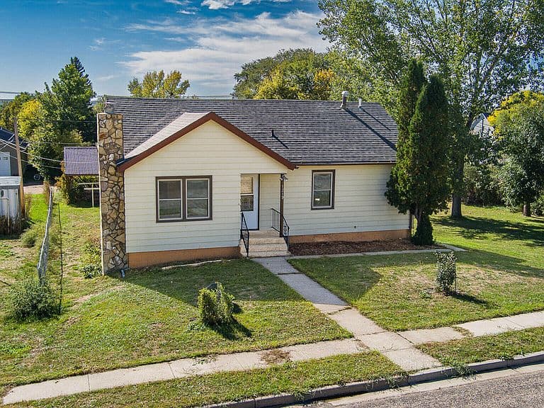1219 4th Ave E photo 1