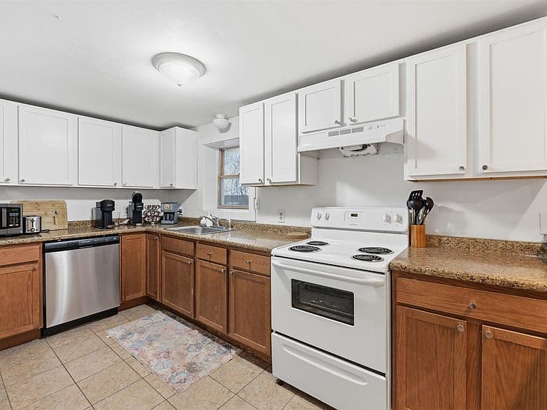 446 Colchester Avenue photo 3
