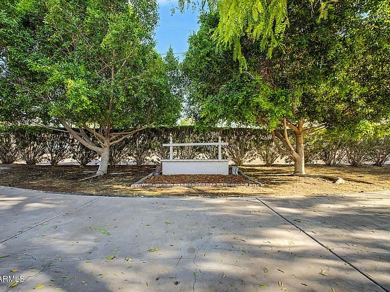 530 E ROSE Lane photo 4