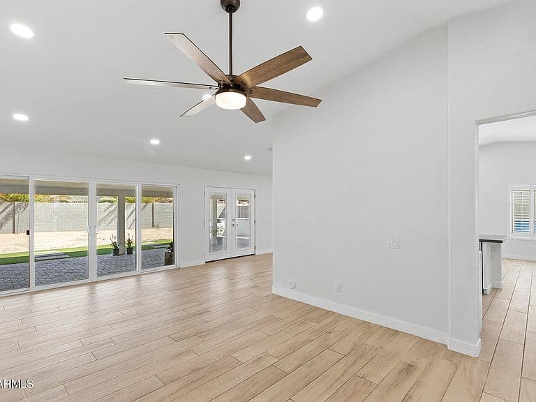 354 W AMOROSO Drive photo 3