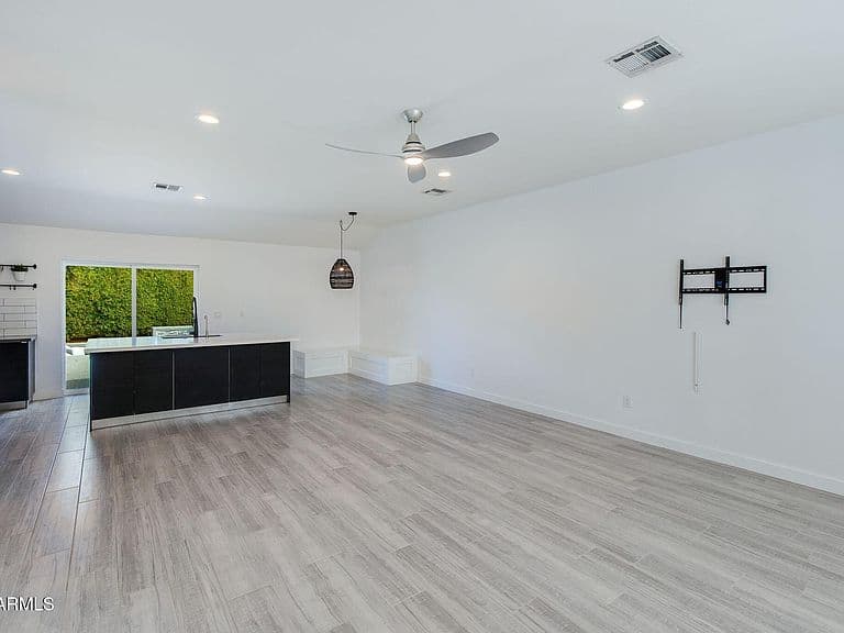 8150 E COLUMBUS Avenue photo 5