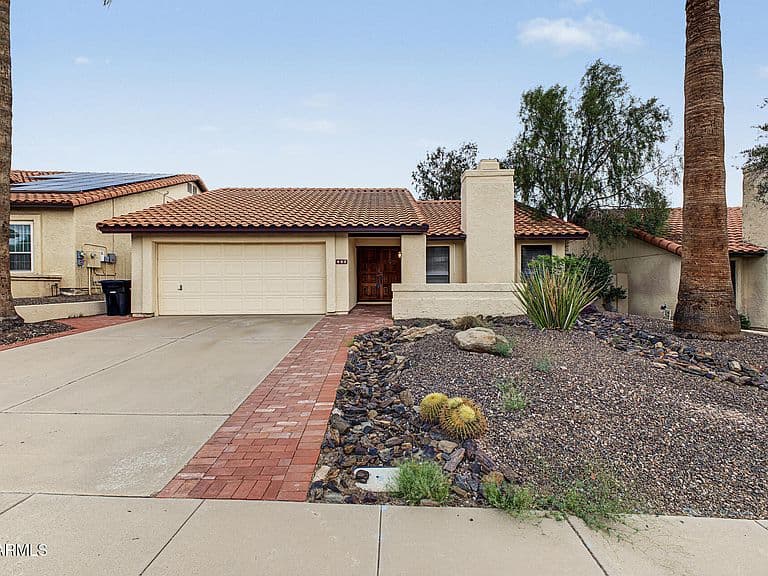 448 E SUSAN Lane photo 1