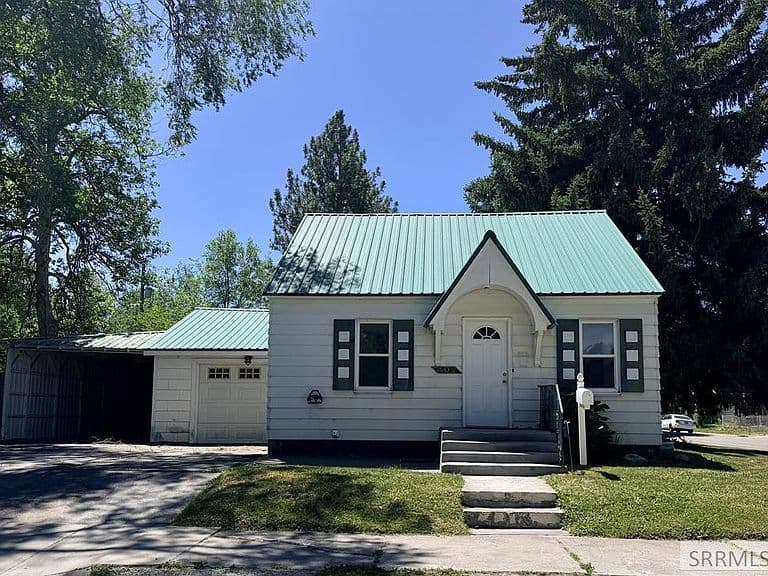 402 3rd St photo 1