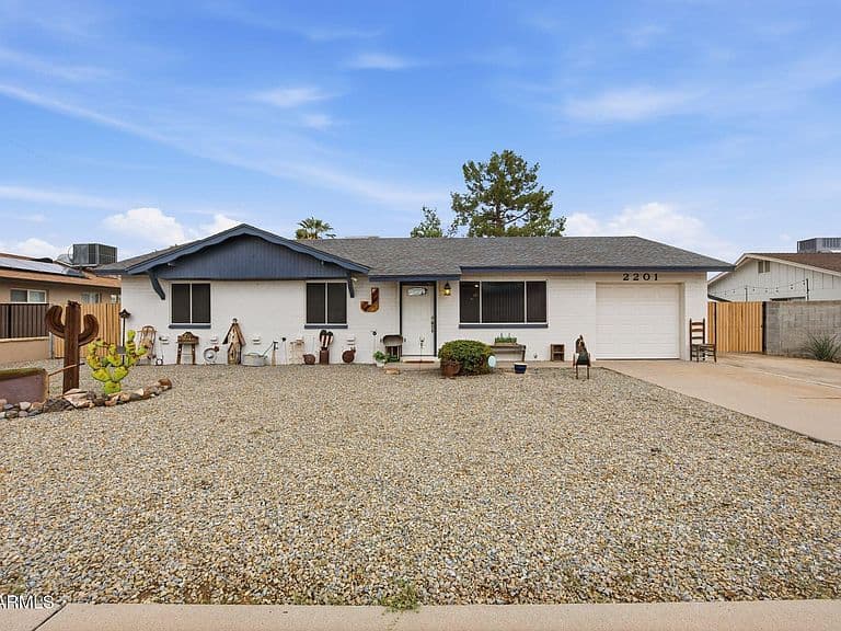 2201 W MEADOW Drive photo 1