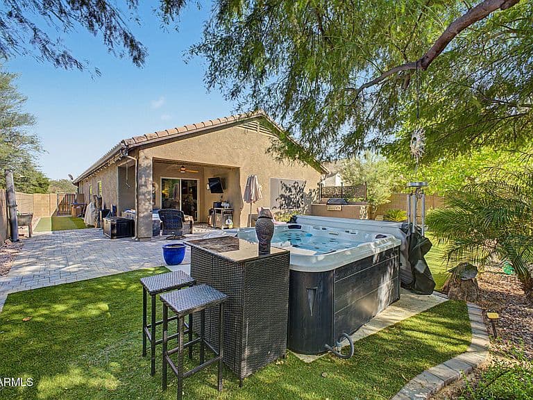 2504 N HUDSON Drive photo 1