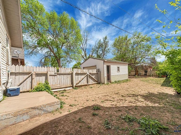 112 N Maple Ave photo 4