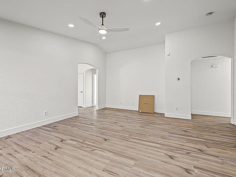 1055 E VERNOA Street photo 5