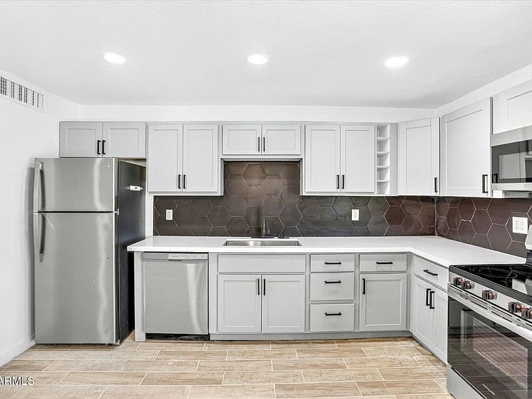 6624 W Columbus Avenue photo 4