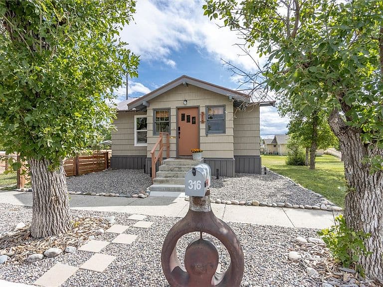 316 8th Ave W photo 1