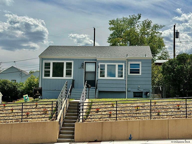 1839 E Pershing Blvd photo 1