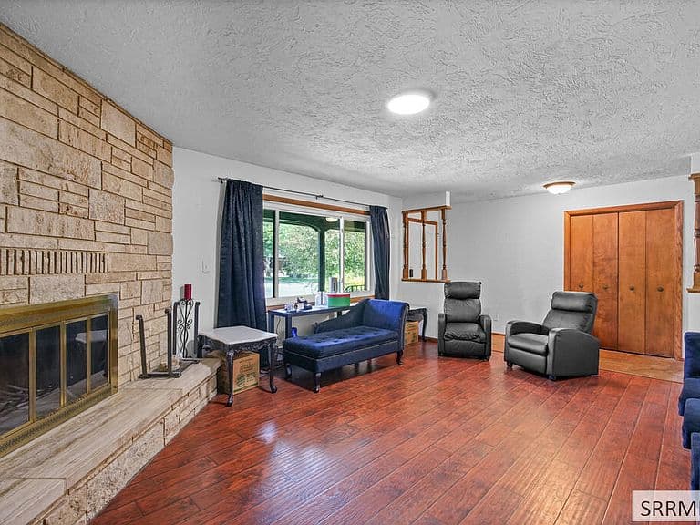 340 Hartert Dr photo 4