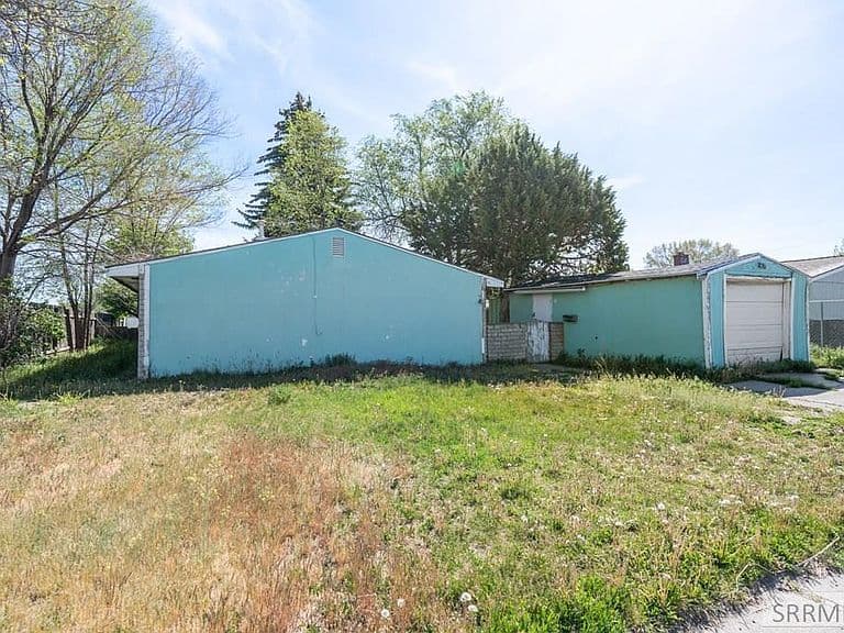 830 NE Bonneville Dr photo 3