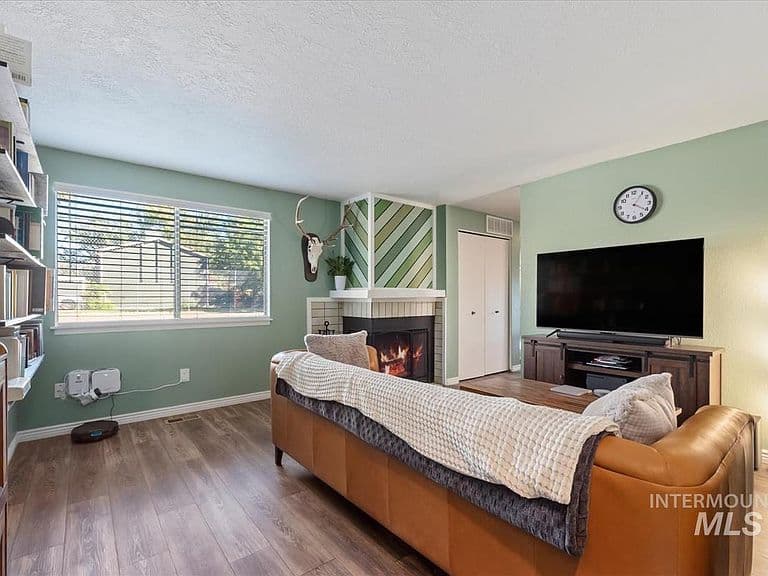 6879 W Maxwell Ln photo 4