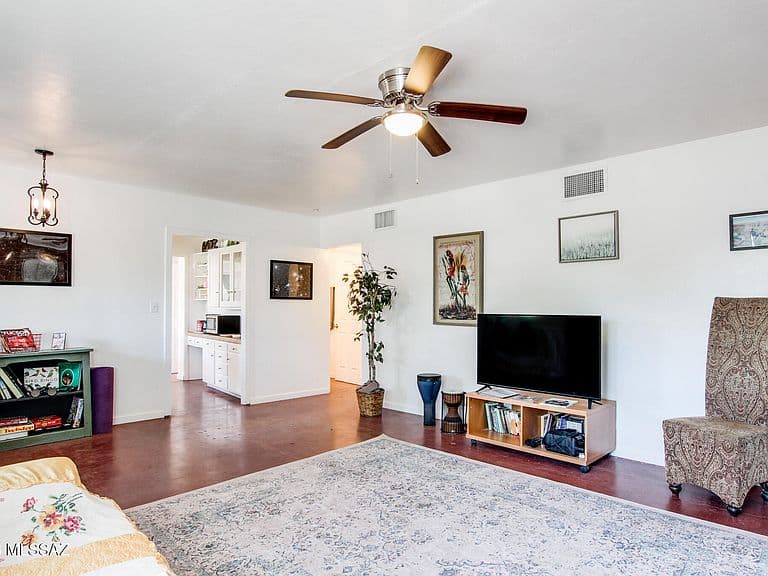 2627 N Euclid Ave photo 4