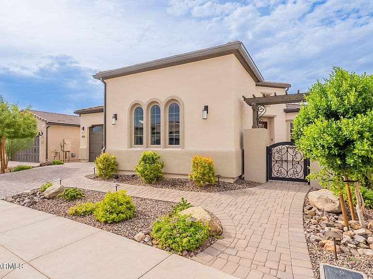 472 E BRACCIANO Avenue photo 4