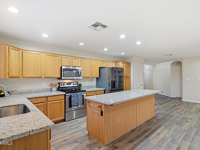 8744 W LONE CACTUS Drive photo 5