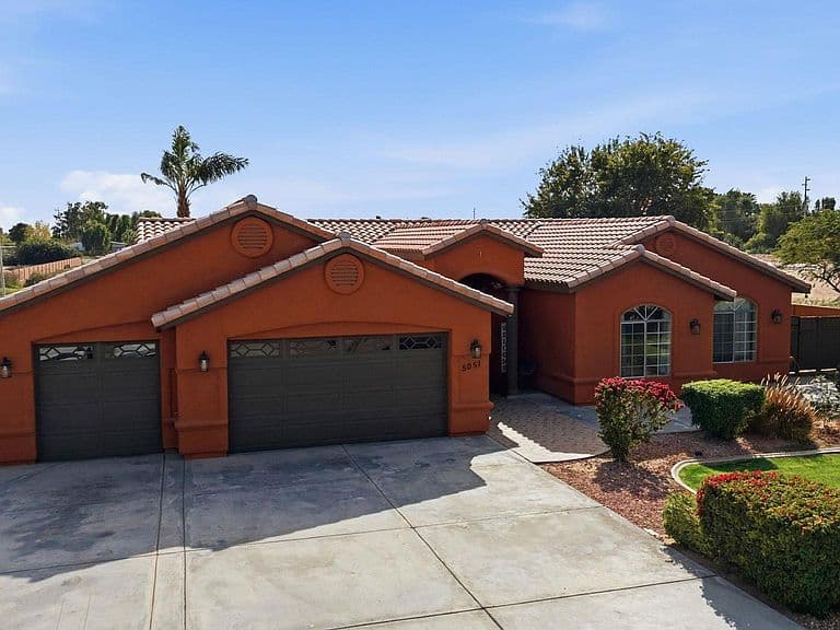 5051 E 37th St photo 1