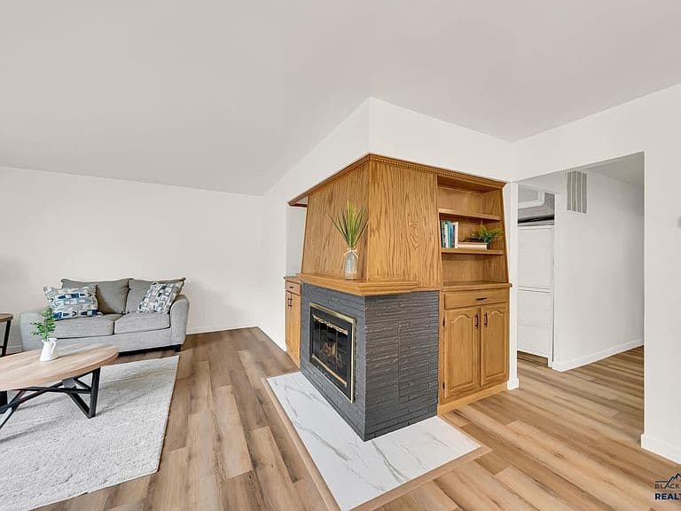 203 E Oakland St photo 4