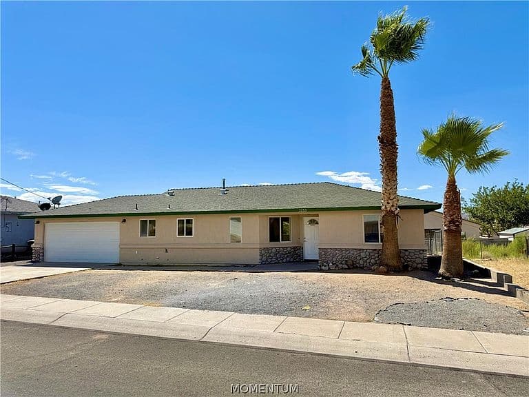 3253 N Clark Street photo 2
