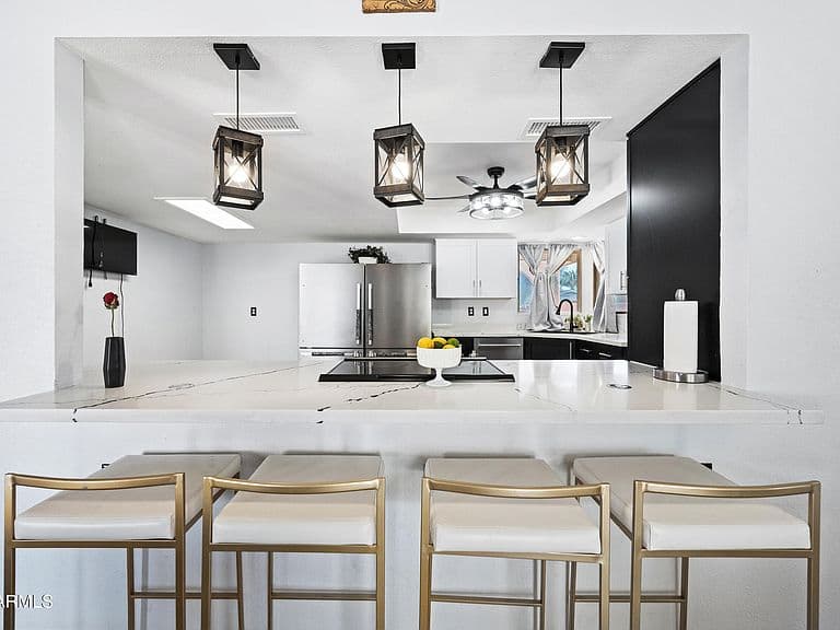 5004 W Kaler Dr photo 2