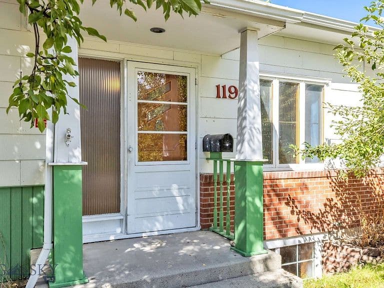 119 W College St photo 4