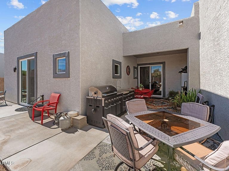 690 W DYLAN Court photo 2