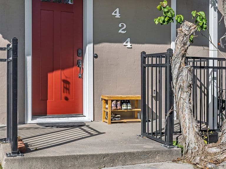 424 Harrison Ave photo 3