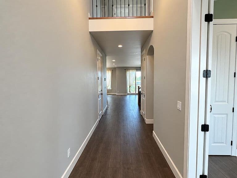 304 S Ryan Dr photo 2