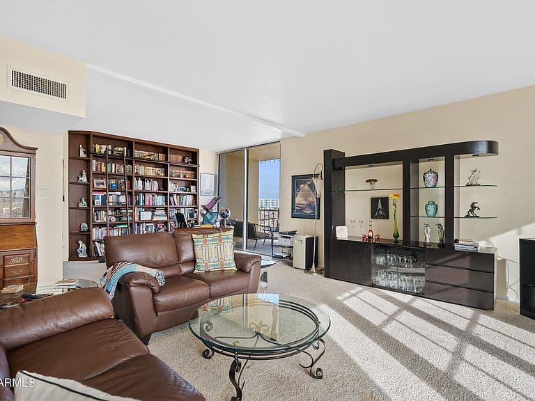 207 W Clarendon Ave #F6 photo 4