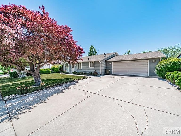 832 Wildrose Ln photo 3