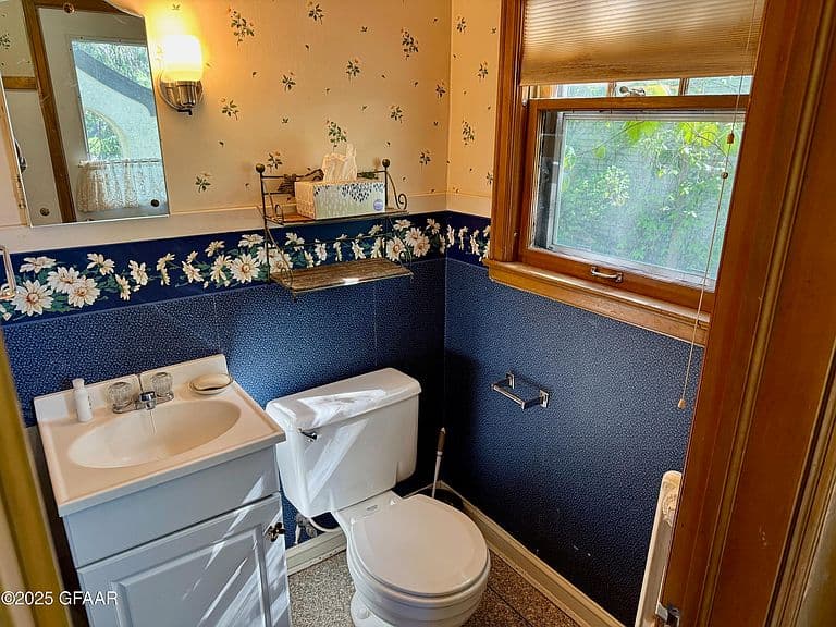 104 Park St W photo 4
