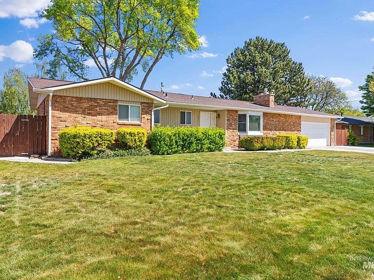 1337 Holly Dr photo 2