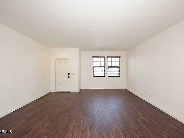 43671 W KNAUSS Drive photo 5