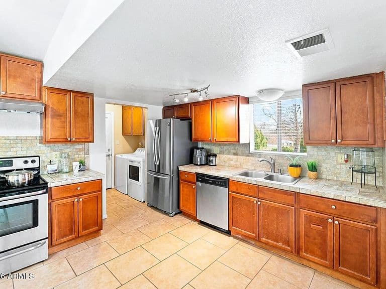 1109 E Mesquite Drive photo 5
