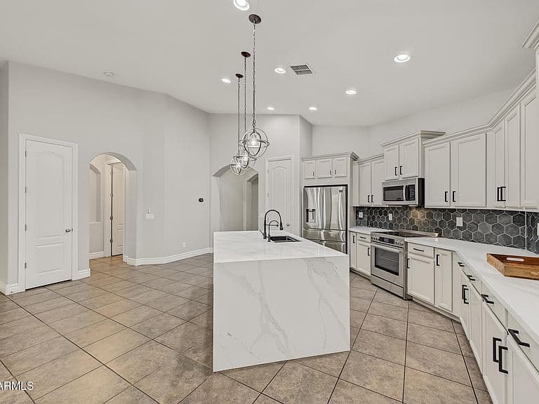 10734 E LINCOLN Avenue photo 4