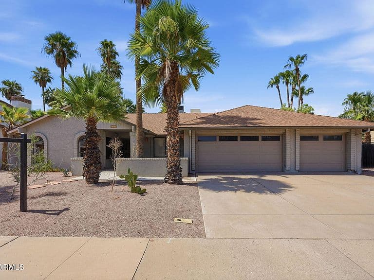 319 E HACKAMORE Street photo 4