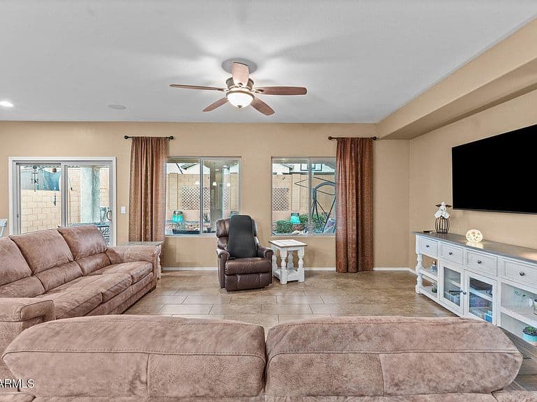 26011 W Wahalla Lane photo 3