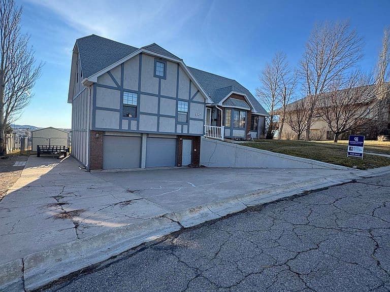 221 Rimrock Dr photo 1