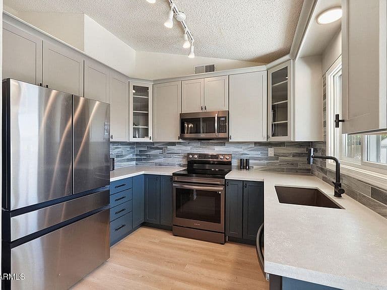3025 E BREMEN Street photo 5
